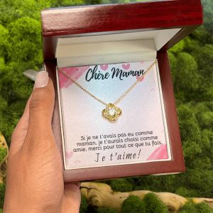 Collier avec message qui touche le coeur d'une Maman. Collier pour maman, une chaine en finition or jaune avec un boitier avec une lumière au led lorsqu'elle ouvre la boite. Un cadeau personnalisé idéale pour votre mère.
